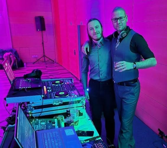 DJ Háros a pultnál egy baráttal