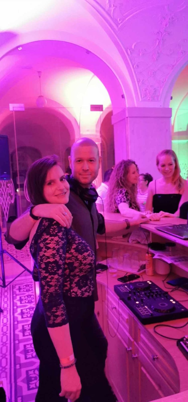 Ölelkező táncospár a DJ pultnál