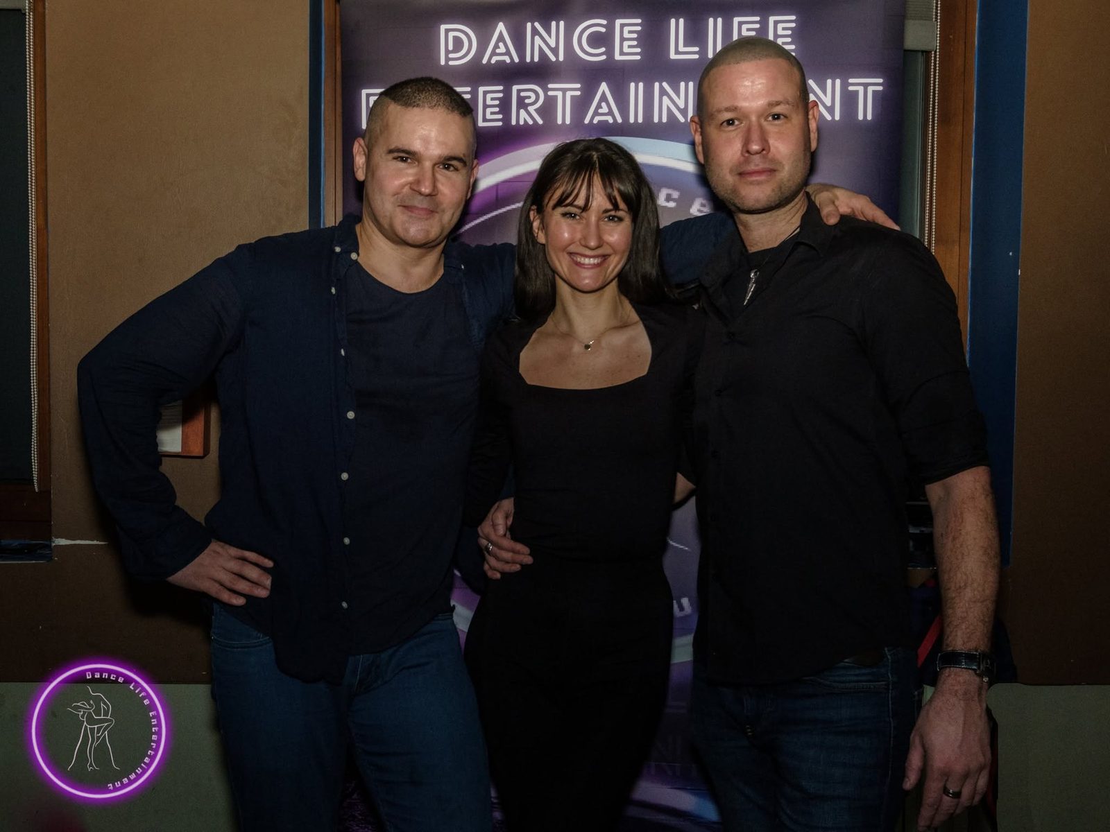 Vendégek a Dance Life Entertainment molinó előtt
