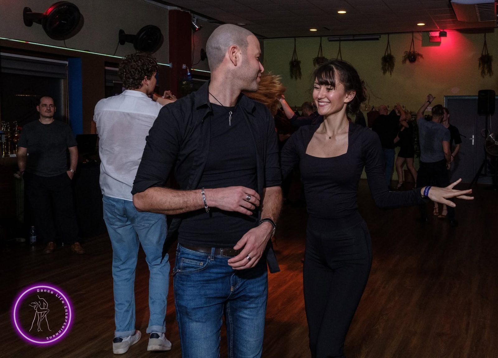 Táncoló pár feketében